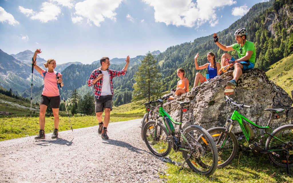 fahrrad mit hohe schuhe ist urlaub